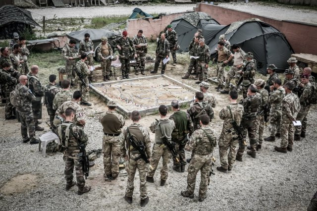 Binh lính các nước chuẩn bị cho cuộc đổ bộ "nở hoa trong lòng địch trên sa bàn" trong khuôn khổ cuộc tập trận Saber Junction 19. Nguồn ảnh: BI.