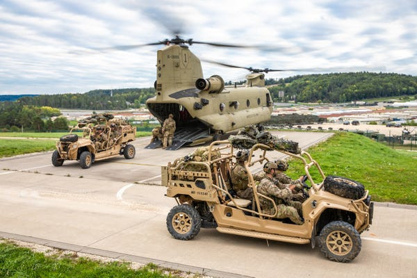 Nhiều loại trực thăng vận tải hạng nặng cũng được huy động để tham gia việc đổ bộ phương tiện cơ giới hạng nhẹ cho những đợt quân tiên phong. Nguồn ảnh: BI.