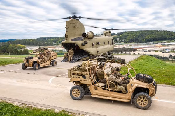 Nhiều loại trực thăng vận tải hạng nặng cũng được huy động để tham gia việc đổ bộ phương tiện cơ giới hạng nhẹ cho những đợt quân tiên phong. Nguồn ảnh: BI.