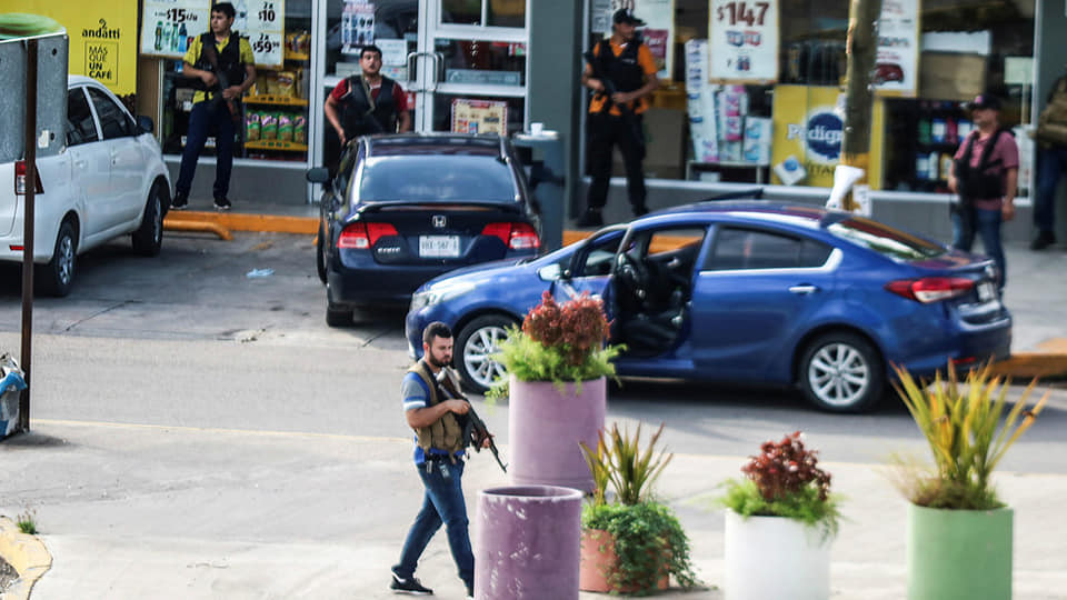 Qua những hình ảnh được đăng tải lên internet, có thể thấy những tên tội phạm ở Mexico có trang bị không kém gì lính đánh thuê. Vậy cảnh sát Mexico có gì để đối phó lại những tên tội phạm nguy hiểm này? Nguồn ảnh: QQ.