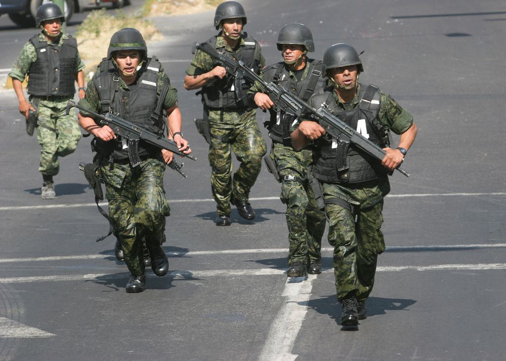 Trong đó bao gồm các loại súng trường tấn công hiện đại như HK32, Galil ACE, HK G3,... đều là những loại súng uy lực cao, thường chỉ được quân đội sử dụng. Nguồn ảnh: QQ.