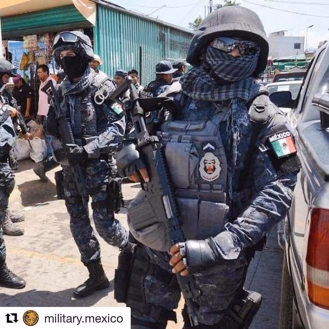 Thậm chí, cảnh sát Mexico còn được trang bị cả... súng máy - một điều rất thừa mứa với cảnh sát ở các quốc gia khác trên thế giới. Nguồn ảnh: QQ.