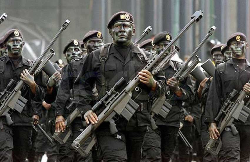 Thậm chí, lực lượng này còn được trang bị loại súng bắn tỉa cực khủng có cỡ đạn lên tới 12,7mm loại Barrett M82. Đây là loại súng bắn tỉa uy lực bậc nhất, thường được sử dụng để bắn hạ phương tiện không bọc thép nhưng cũng được cảnh sát Mexico sử dụng. Nguồn ảnh: QQ.