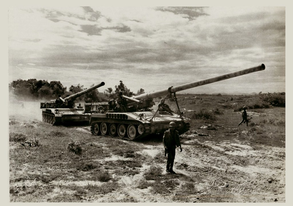 Dù có tầm bắn cực lớn, tuy nhiên do cơ chế nạp đạn cồng kềnh phức tạp, tối đa kíp chiến đấu M107 chỉ khai hoả được 2 phát một phút và càng chiến đấu lâu, kíp chiến đấu càng xuống sức thì tốc độ bắn của M107 cũng giảm theo. Nguồn ảnh: Olive.