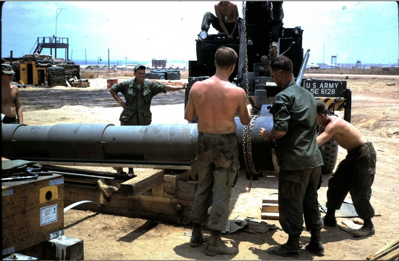 Tuy nhiên vào thời điểm đó, khẩu pháo tự hành M107 vẫn chỉ sử dụng nòng pháo có rãnh xoắn. Việc này khiến tuổi thọ của nòng pháo M107 không cao và phải thay nòng liên tục trong suốt thời gian phục vụ. Nguồn ảnh: Olive.