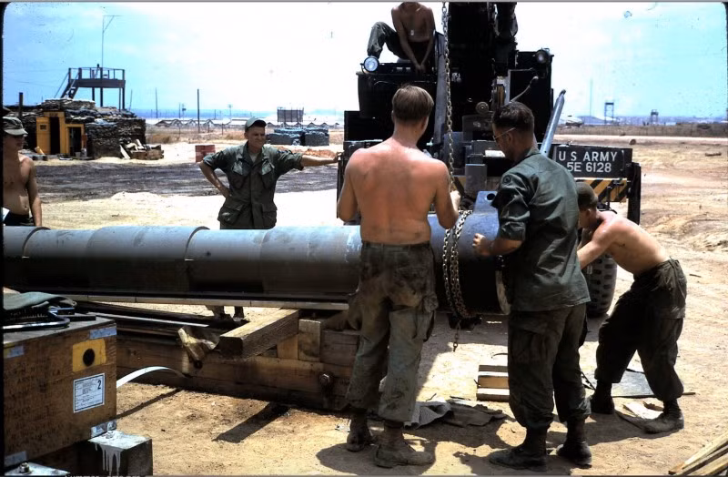 Tuy nhiên vào thời điểm đó, khẩu pháo tự hành M107 vẫn chỉ sử dụng nòng pháo có rãnh xoắn. Việc này khiến tuổi thọ của nòng pháo M107 không cao và phải thay nòng liên tục trong suốt thời gian phục vụ. Nguồn ảnh: Olive.