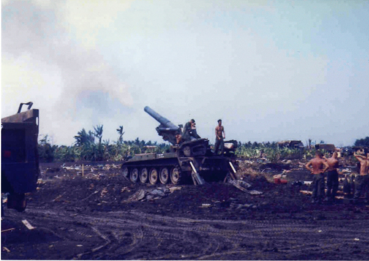 Vì đạn pháo có kích cỡ rất lớn, trọng lượng nặng nên số đạn dữ trữ lớn nhất trong xe chỉ có 2 viên. Trong chiến đấu, M107 cần phải xe tải đạn M548 đi kèm. Việc nạp đạn tiến hành thủ công, để nạp đạn thì nòng pháo buộc phải hạ xuống, sau khi nạp đạn xong nòng pháo lại nâng lên để bắn, nên pháo có tốc độ bắn rất chậm. Nguồn ảnh: Olive.