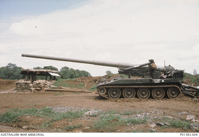 M107 được trang bị pháo M113 hoặc M113A1 cỡ 175mm, nòng dài đến 9,15m, với kíp pháo thủ 13 người. Tầm bắn của mẫu pháo này có thể đạt 32,7km với đạn nổ mạnh M437 nặng 66,6kg, có bán kính sát thương hơn 50m. Nguồn ảnh: Olive.