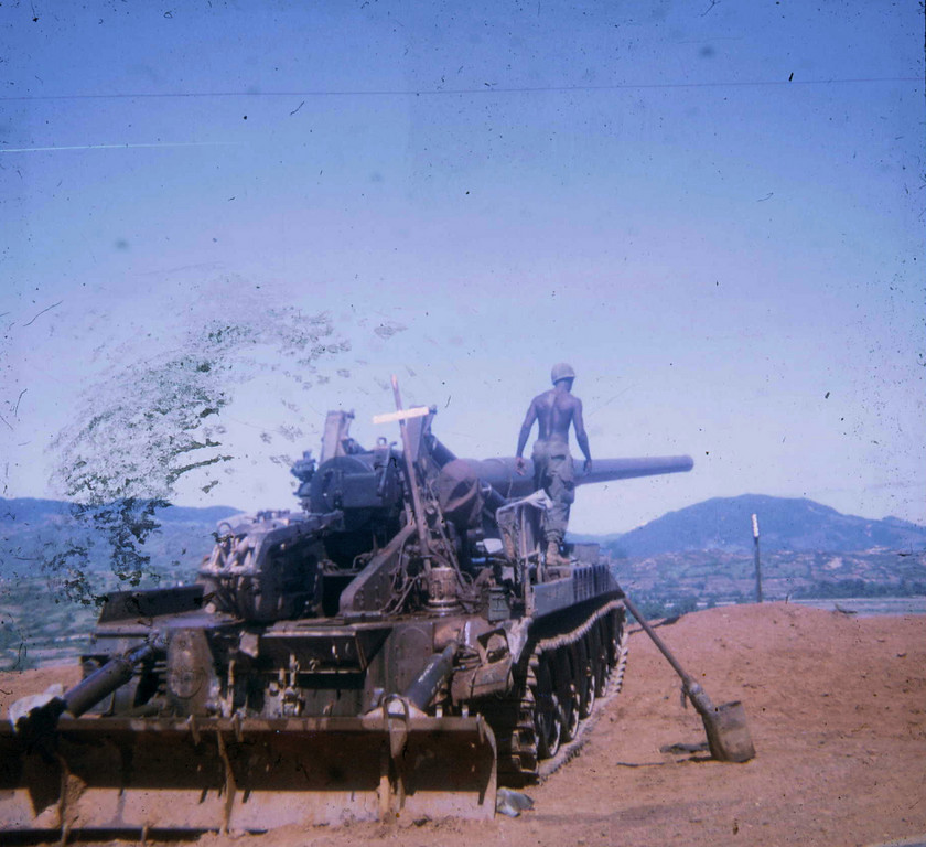 Lực giật của pháo sau mỗi phát bắn là rất lớn khiến nó phải có lưỡi gạt như của máy ủi để chống đỡ khi khai hỏa. Nguồn ảnh: Olive.