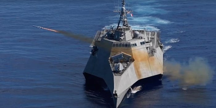 Pha tấn công đã thành công mỹ mãn, tên lửa NSM đã đánh chìm khinh hạm USS Ford thuộc lớp Oliver Hazard Perry có độ giãn nước 4100 tấn chỉ bằng một phát bắn duy nhất. Nguồn ảnh: BI.