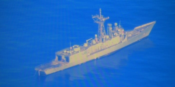 Tàu USS Ford đã được Hải quân Mỹ cho loại biên từ năm 2013 tới nay được mang ra làm mục tiêu để các tàu chiến Mỹ khai hoả bắn đạn thật. Nguồn ảnh: BI.