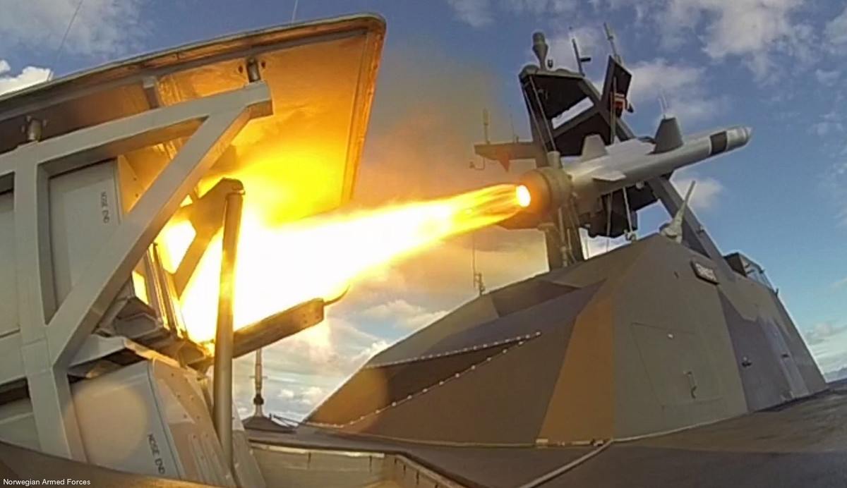 Ngoài việc có thể được phóng từ cơ cấu phóng trên biển, tên lửa NSM còn có thể phóng được từ cơ cấu phóng mặt đất. Các phiên bản cơ cấu phóng mặt đất của NSM có khả năng đặt cố định một chỗ hoặc di động tuỳ từng điều kiện hoạt động. Nguồn ảnh: BI.