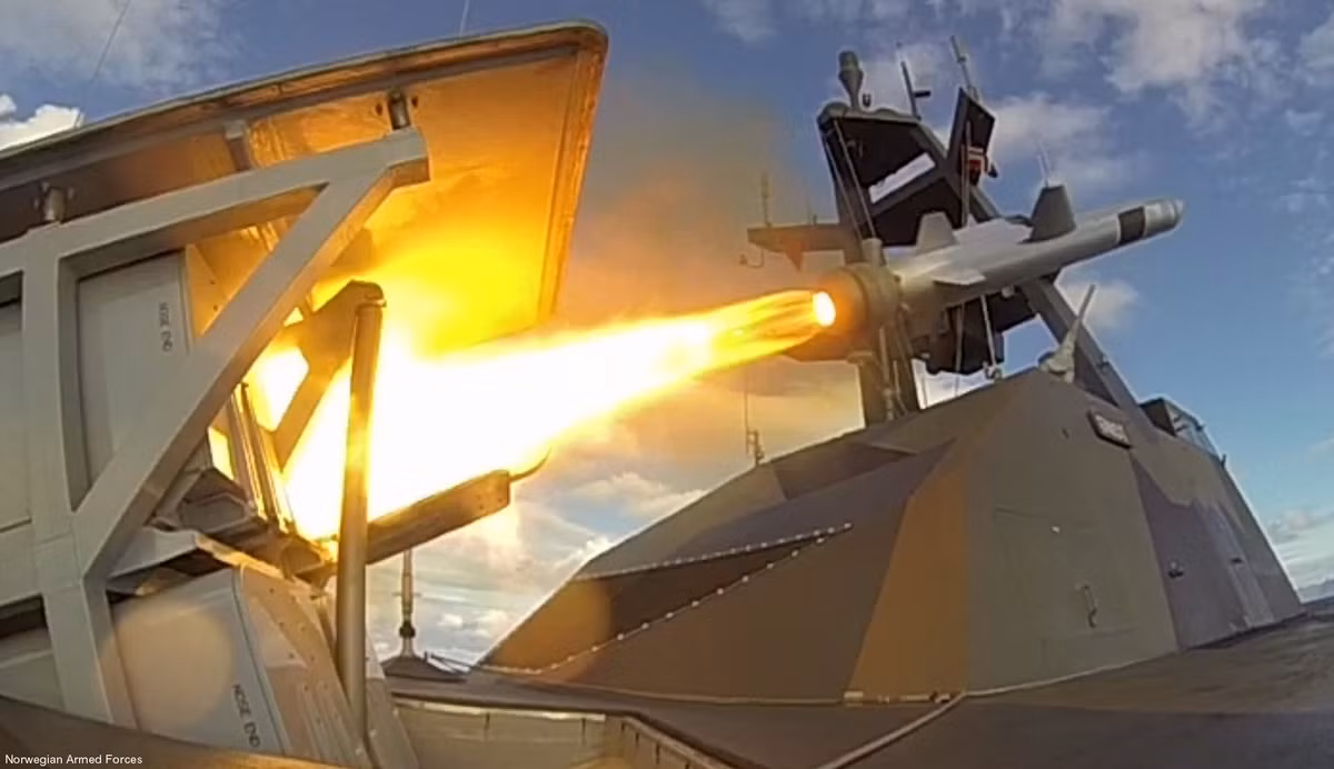 Ngoài việc có thể được phóng từ cơ cấu phóng trên biển, tên lửa NSM còn có thể phóng được từ cơ cấu phóng mặt đất. Các phiên bản cơ cấu phóng mặt đất của NSM có khả năng đặt cố định một chỗ hoặc di động tuỳ từng điều kiện hoạt động. Nguồn ảnh: BI.