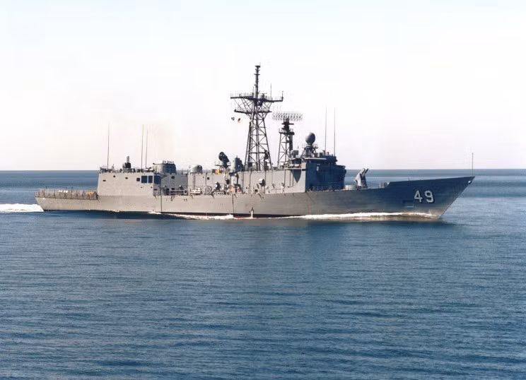 Kèm theo đó là 1 hệ thống phòng thủ tầm cực gần (CIWS) Phalanx cỡ 20 mm và 4 súng máy 12,7 mm. Sàn đáp và nhà chứa cho phép mang theo 2 trực thăng săn ngầm MH-60.