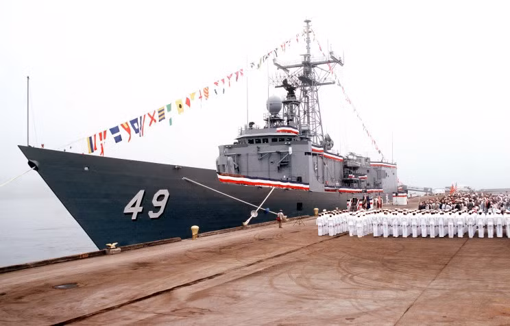 Tàu còn được trang bị 2 cụm 3 ống phóng Mk 32 tương thích ngư lôi chống ngầm hạng nhẹ Mk 46 hoặc Mk 50, 1 pháo hạm Oto Melara Mk 75 76 mm/62 bố trí giữa thân.