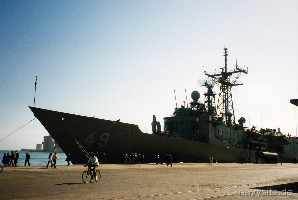 Trái tim của khinh hạm Oliver Hazard Perry là 2 động cơ General Electric LM2500-30, cho tốc độ tối đa 29 hải lý/h, tầm hoạt động 4.500 hải lý khi chạy ở vận tốc tiết kiệm nhiên liệu.