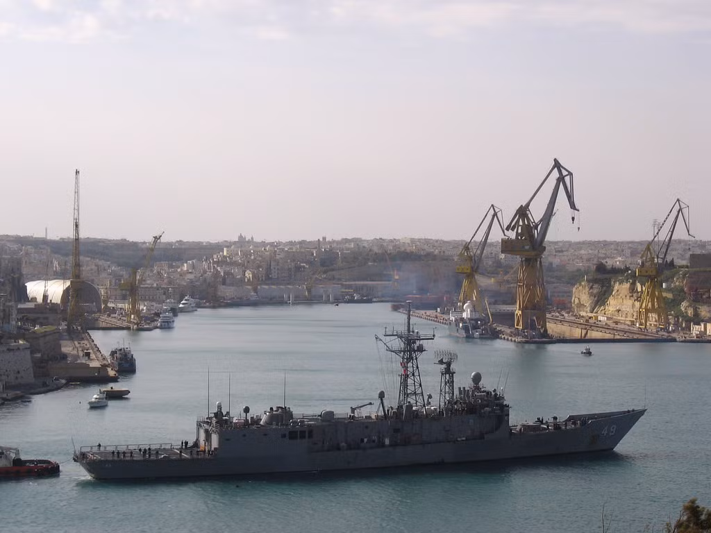 Tàu hộ vệ lớp Oliver Hazard Perry được chế tạo với yêu cầu giá thành không quá đắt để đủ sức thay thế các tàu khu trục cũ cũng như khinh hạm lớp Knox đã lạc hậu.