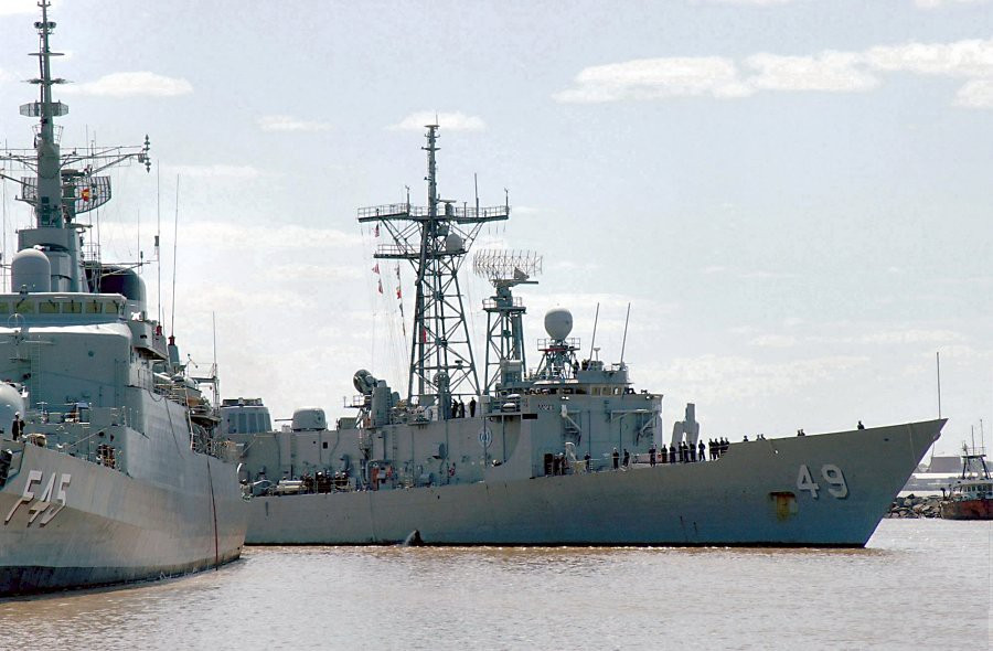 Khinh hạm hạng nặng lớp Oliver Hazard Perry ra đời từ thập niên 1970 với mục đích bảo vệ nhóm tàu đổ bộ, nằm trong biên đội hộ tống tàu sân bay, tuần tra bảo vệ lãnh hải.