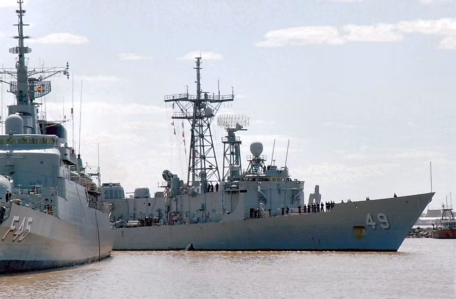 Khinh hạm hạng nặng lớp Oliver Hazard Perry ra đời từ thập niên 1970 với mục đích bảo vệ nhóm tàu đổ bộ, nằm trong biên đội hộ tống tàu sân bay, tuần tra bảo vệ lãnh hải.