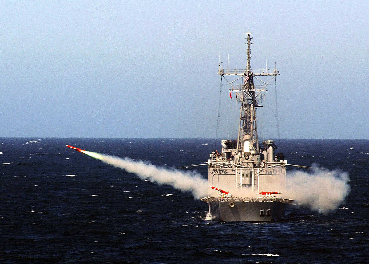 Với chiều dài 136 m, chiều rộng 14 m, lượng giãn nước đầy tải 4.200 tấn, thủy thủ đoàn 176 người, Oliver Hazard Perry có thể được xếp vào phân lớp khu trục hạm cỡ nhỏ.