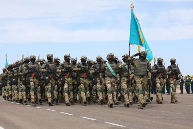 Quân đội Kazakhstan lại có quân phục với màu nguỵ trang rất phù hợp với tác chiến trong môi trường đô thị. Nguồn ảnh: MSN.