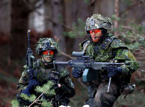 Lính Canada có quân phục với phần mũ, áo và quần có ba màu khác nhau hoàn toàn. Nguồn ảnh: MSN.