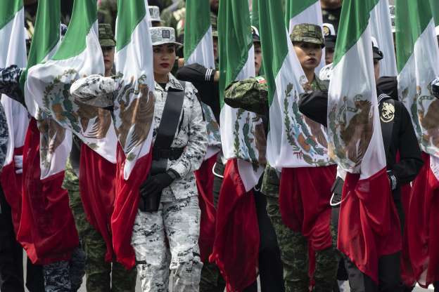 Vệ binh quốc gia Mexico thậm chí còn có quân phục trắng để tác chiến trong tuyết dù rằng quốc gia này không bao giờ có tuyết. Nguồn ảnh: MSN.