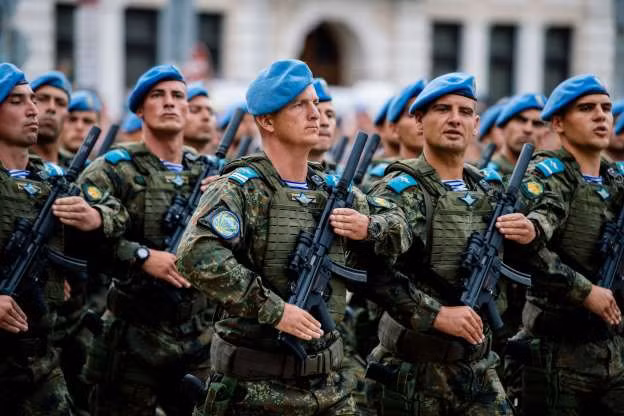  Quân phục của quân đội Bulgaria với chiếc mũ bê-rê màu xanh và quân hàm màu xanh cực kỳ độc đáo, nổi bật. Nguồn ảnh: MSN.