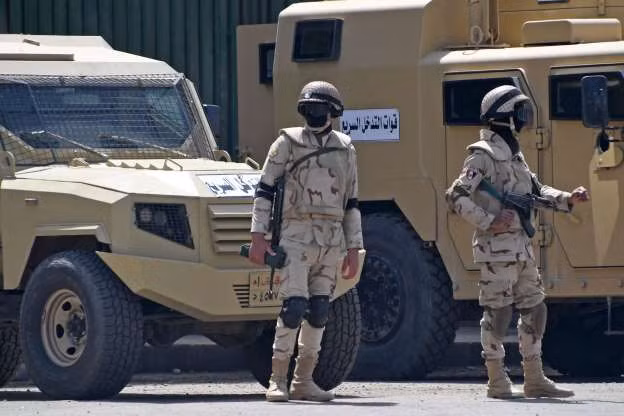 Binh lính Ai Cập có quân phục nguỵ trang màu sa mạc giống hệt với quân đội Mỹ tham chiến ở Trung Đông. Nguồn ảnh: MSN.