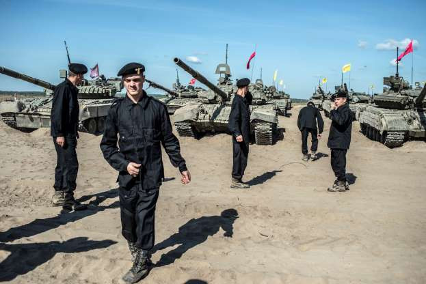 Lính xe tăng Ukraine lại có bộ quân phục mang đậm tính thực dụng khi có một màu đen duy nhất, đảm bảo quân phục dù bị bẩn do dầu mỡ của xe tăng cũng khó có thể nhận thấy được. Nguồn ảnh: MSN.