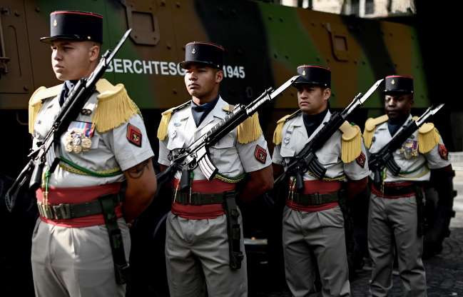 Lực lượng Barkhane của Pháp với bộ lễ phục mang đậm màu sắc truyền thống với cầu vai "diêm dúa" và thậm chí cả... nẹp bụng. Nguồn ảnh: MSN.