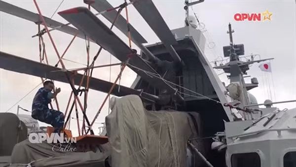 Việc thiết kế lại nhà chứa máy bay này sẽ giúp ta bảo quản tốt được những chiếc trực thăng đồng trục Ka-28 - loại trực thăng rất hữu hiệu trong việc trinh sát, săn ngầm trên biển. Nguồn ảnh: QPVN.