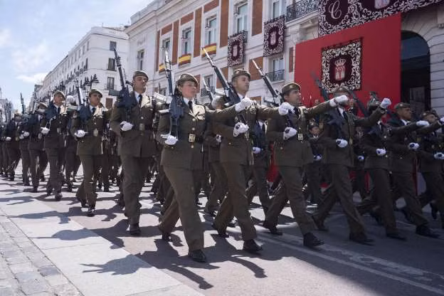 Quân nhân Tây Ban Nha có lễ phục lịch lãm, màu sắc đẹp và kiểu dáng đậm chất "công sở". Nguồn ảnh: MSN.
