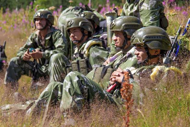 Quân đội Uzbekistan lại có quân phục với hoạ tiết nguỵ trang đơn sắc khá tương đồng với màu sắc của bộ đồ nguỵ trang được đặc nhiệm dù Nga sử dụng. Nguồn ảnh: MSN.