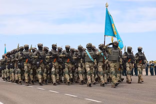 Quân đội Kazakhstan lại có quân phục với màu nguỵ trang rất phù hợp với tác chiến trong môi trường đô thị. Nguồn ảnh: MSN.