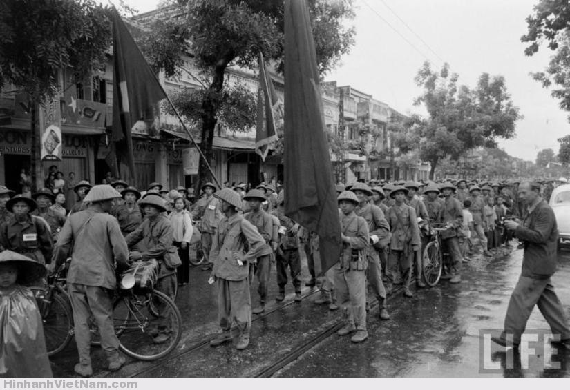 Đường phố Hà Nội đặc biệt là các tuyến phố chính "tắc đường" khi đoàn quân chiến thắng quay trở về tiếp quản Thủ đô. Quân đội Pháp chủ yếu rút qua đường bộ, qua cầu Long Biên và về Hải Phòng. Từ Hải Phòng, Pháp rút vào nam qua đường biển. Nguồn ảnh: Life.