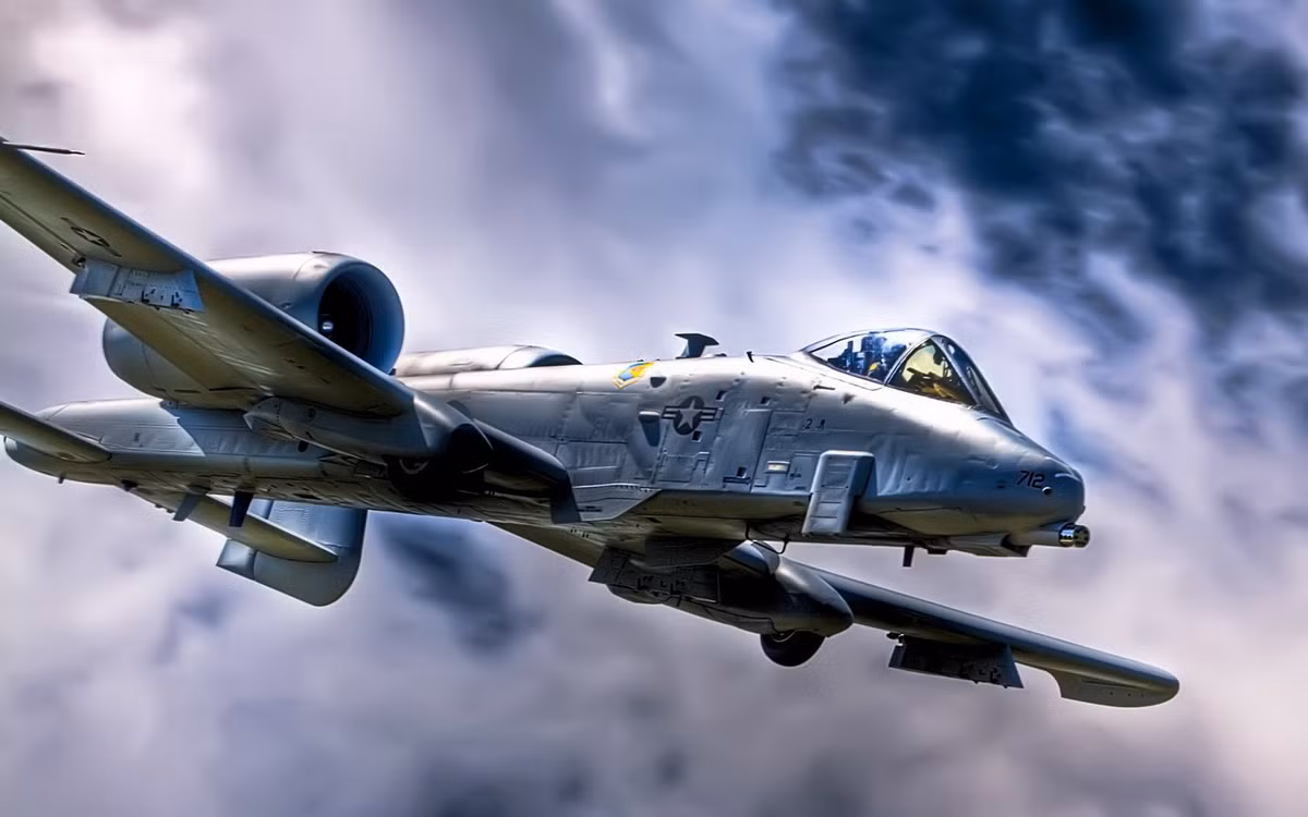 A-10 có tổng cộng 11 giá treo trong đó bao gồm 8 giá treo dưới cánh cùng với 3 giá treo dưới bụng, mang theo được tối đa 7,2 tấn vũ khí các loại. Nguồn ảnh: Pinterest.