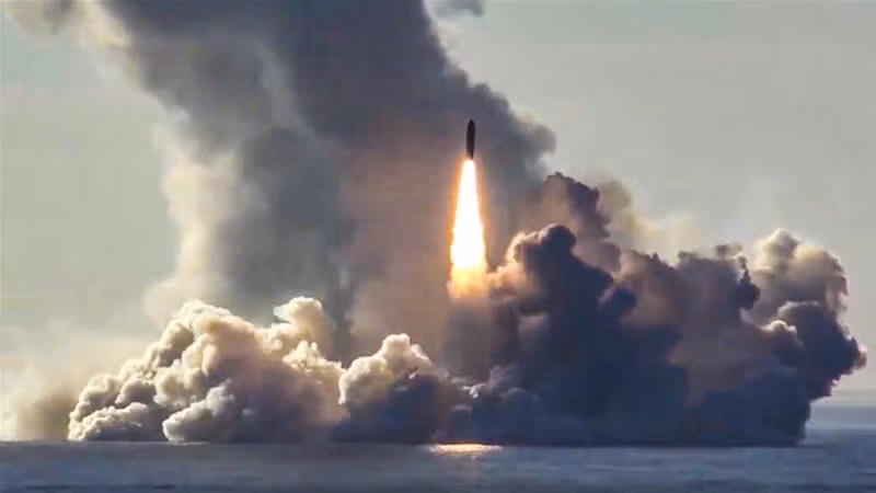 Tên lửa Bulava có trọng lượng lên tới 36,8 tấn, dài 12,1 mét và có đường kính lên tới 2 mét. Loại tên lửa này mang theo tối đa 6 đầu đạn khác nhau với mỗi đầu đạn có sức nổ tương đương 150 kt. Nguồn ảnh: Labe.