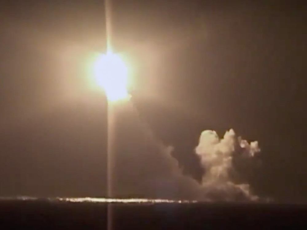 Tầm hoạt động của loại tên lửa này giao động trong khoảng từ 8000 km cho tới tối đa 10.000 km. Tuy nhiên nhiều nguồn tin thân cận với Hải quân Nga khẳng định, Bulava có thể bắn xa hơn 10.000 km. Nguồn ảnh: Pinterest.