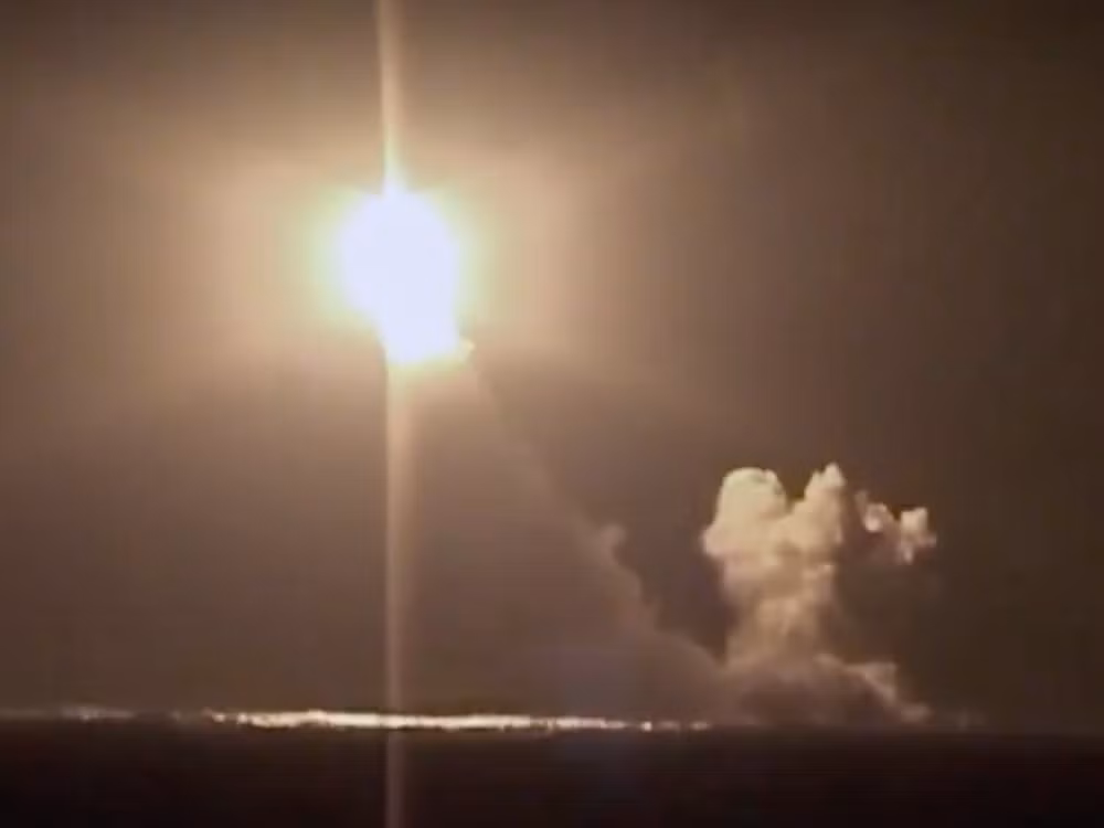 Tầm hoạt động của loại tên lửa này giao động trong khoảng từ 8000 km cho tới tối đa 10.000 km. Tuy nhiên nhiều nguồn tin thân cận với Hải quân Nga khẳng định, Bulava có thể bắn xa hơn 10.000 km. Nguồn ảnh: Pinterest.