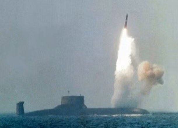 Dù được trang bị hệ thống dẫn đường cực kỳ hiện đại kết hợp giữa dẫn hướng quán tính, dẫn đường vệ tinh GLONASS. Tuy nhiên, Bulava lại có độ lệch mục tiêu khá lớn, lên tới 350 mét ở khoảng cách tối đa. Nguồn ảnh: Rumil.