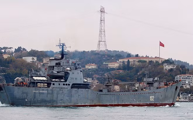 Hãng Al Masdar News vừa đăng tải thông tin cho biết, Nga đã bí mật vận chuyển một lượng lớn vũ khí, khí tài, trang thiết bị quân sự đến cảng Tartus của Syria