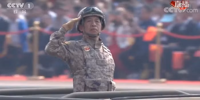 Theo ý kiến của nhiều dân mạng, dấu hiện đặc biệt trên quân phục này rất có thể là mã QR (Quick Response - PV) rất thường thấy trên các loại hàng hóa thông thường hiện nay. Mã QR thường được dùng trên hàng hoá thực chất là một đường liên kết ngắn gọn, khi người sử dụng dùng điện thoại quét qua mã QR này, trang web liên kết hoặc úng dụng tương ứng sẽ bật mở ra thông tin chi tiết. Nguồn ảnh: QQ.