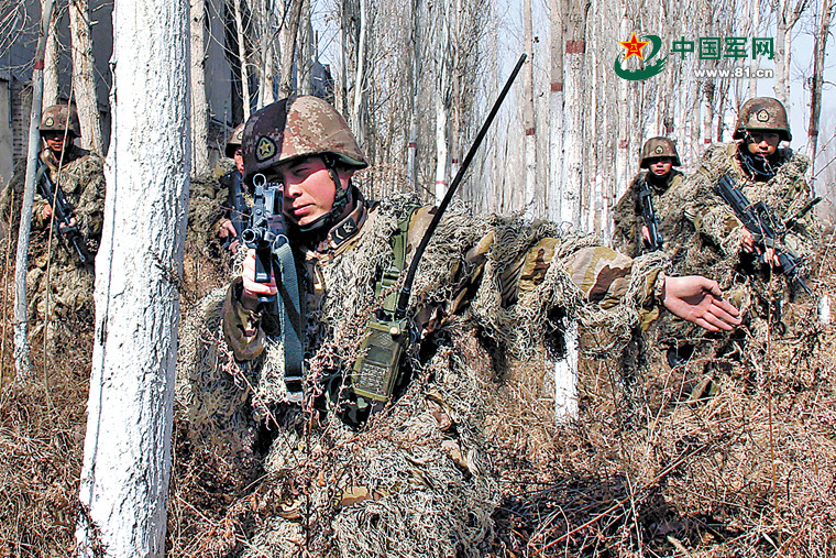 Việc phân biệt từng quân binh chủng với nhau khi này sẽ không được thực hiện dựa trên màu quân phục nữa mà sẽ thực hiện dựa trên phù hiệu gắn ở ve áo hoặc tay áo của từng người. Nguồn ảnh: QQ.