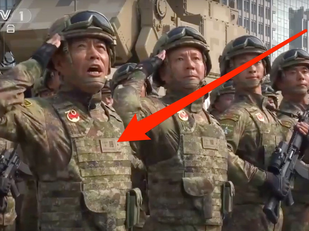 Nghi van ve dau hieu la tren quan phuc cua binh si Trung Quoc