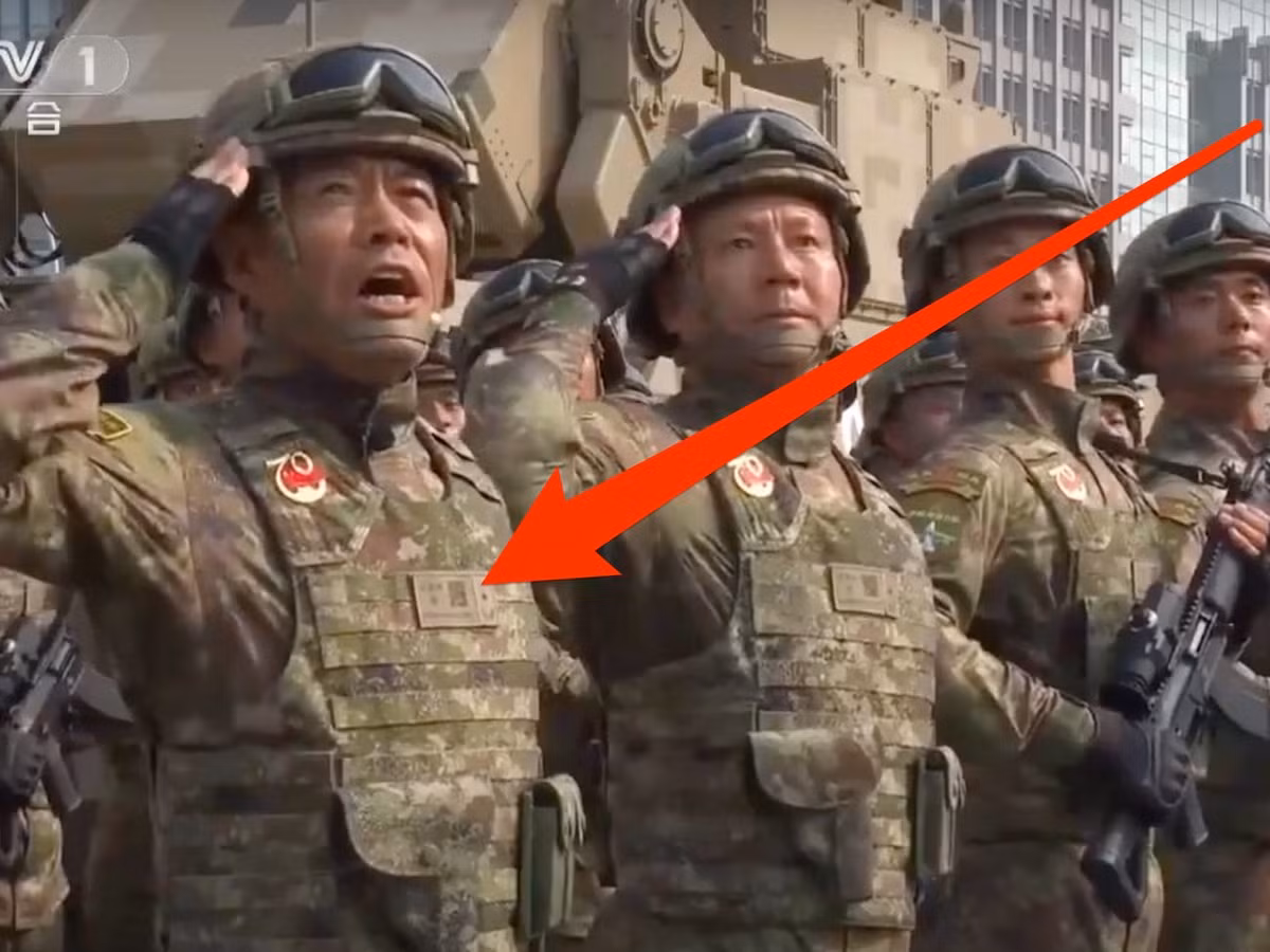 Nghi van ve dau hieu la tren quan phuc cua binh si Trung Quoc