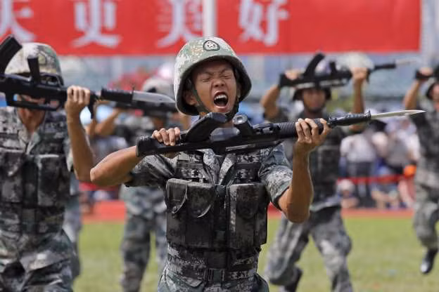 Tư duy này không phải mới nhưng chỉ được Trung Quốc học tập thời gian gần đây. Trước đó, Mỹ là quốc gia đi đầu trong tư duy này khi mà quân đội Mỹ tác chiến ở từng vùng sẽ có màu quân phục giống nhau gần như hoàn toàn, bất chấp đó là bộ binh, không quân hay hải quân. Nguồn ảnh: QQ.