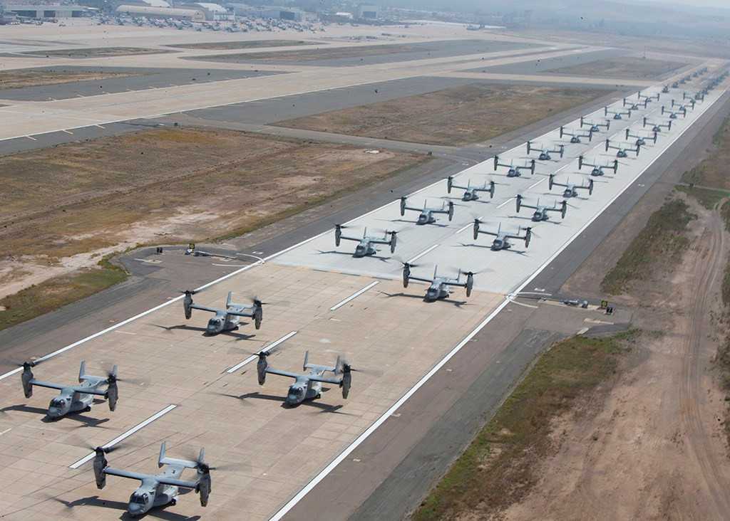 Hàng dài 64 chiếc MV-22B cùng thực hiện chiến thuật cất cánh lần lượt sau màn trình diễn "voi đi bộ". Nguồn ảnh: USAF.