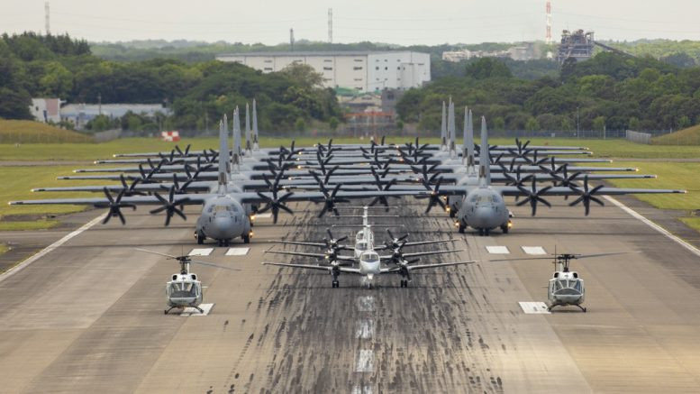 Máy bay vận tải C-130 cùng dành trực thăng chuẩn bị cho màn "Voi đi bộ" cực kỳ hoành tráng. Nguồn ảnh: USAF.