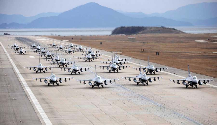 F-16 - loại tiêm kích rẻ tiền và hiệu quả bậc nhất của Không quân Mỹ trình diễn màn đồng diễn phản ứng nhanh. Nguồn ảnh: USAF.